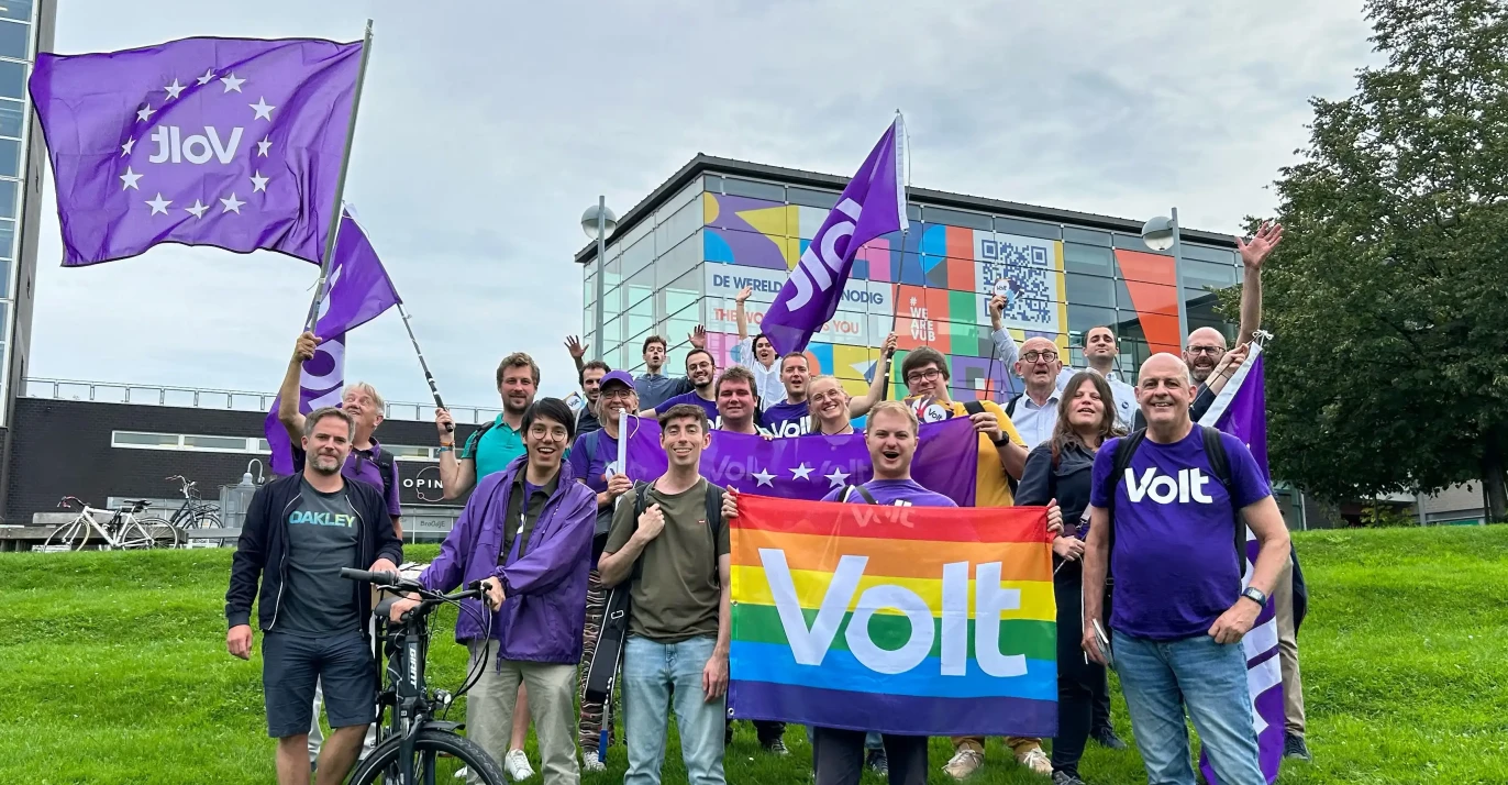 Group of Volters with flags and bikes