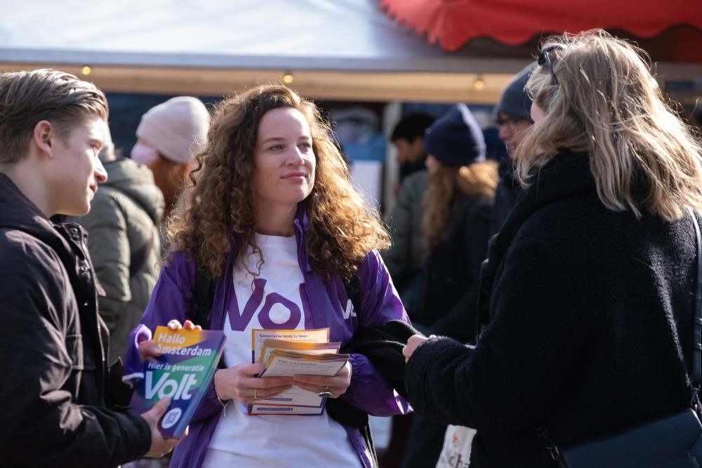 Volters handing out flyers on a market